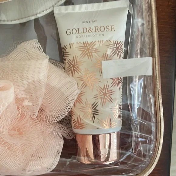 Wondernice Women's Gold and Rose Bath Gift Set NWT - Picture 4 of 7